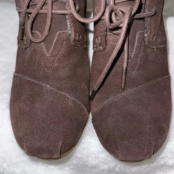 TOMS Suede Desert Wedge Booties Boots Size 8 Preppy Fall Winter Date Night - Picture 4 of 11